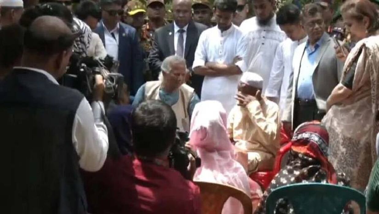 ড. ইউনূসকে পেয়ে কান্নায় ভেঙে পড়লেন আবু সাঈদের বাবা